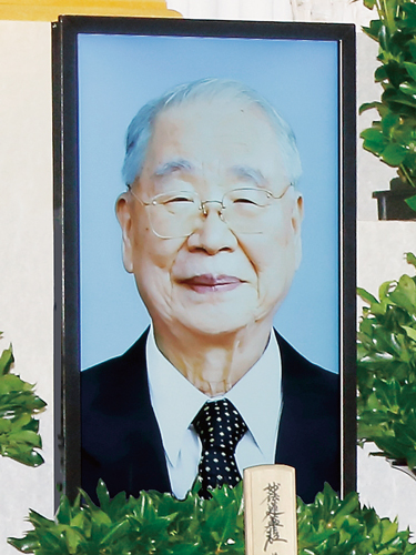 先生の御葬儀の折、祭壇に設えられた御遺影
