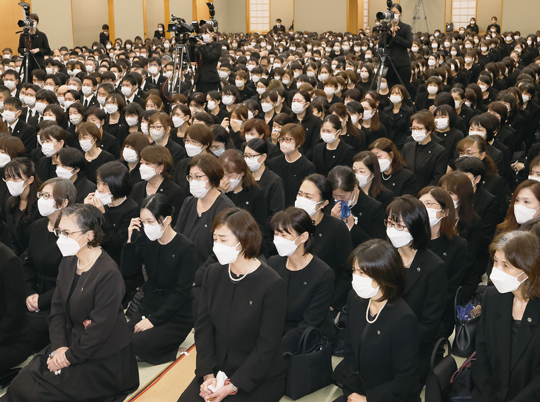 浅井昭衞先生の一周忌法要に臨む顕正会幹部