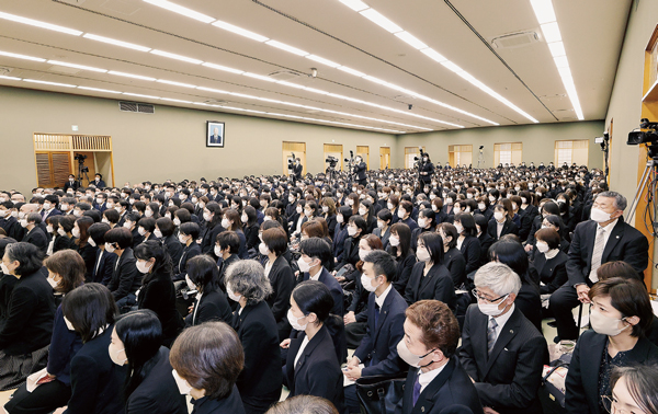 総幹部会に臨む顕正会幹部