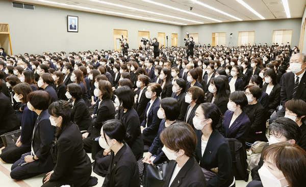 総幹部会に臨む顕正会幹部