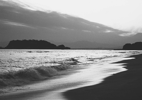 竜の口刑場付近の砂浜