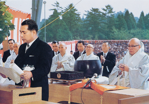 正本堂発願式で麗麗しく「発誓願文」を読み上げる池田大作