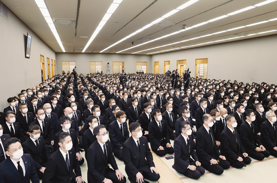 浅井昭衞先生の三回忌法要に臨む顕正会幹部