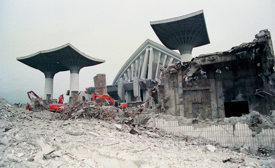 先生の捨身の諫暁により、わずか26年で音を立てて崩壊した偽戒壇・正本堂