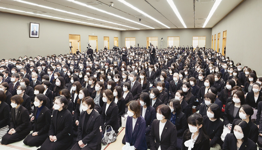 総幹部会に臨む顕正会幹部