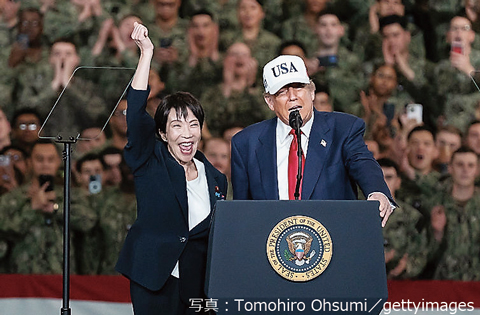 米空母で右手を振り上げ小踊りする高市首相（左）