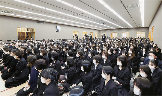 総幹部会に臨む顕正会幹部