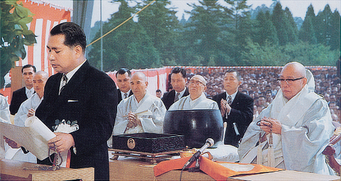 池田大作は正本堂発願式で 「夫れ正本堂は末法事の戒壇……」 と恐れげもなく御遺命破壊の言辞を読み上げた