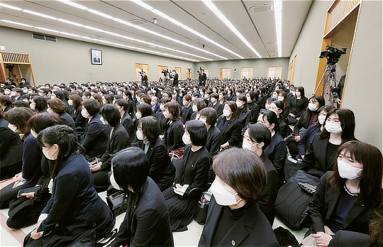 総幹部会に臨む顕正会幹部