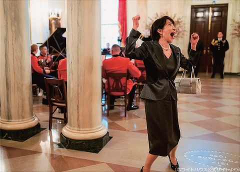 夕食会でお気に入りの曲が演奏されるや一人で歌い踊り出した