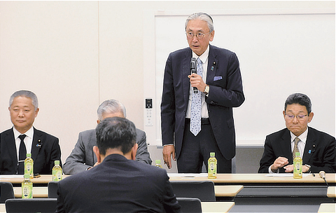 「明治の日」 制定をめざす議連の総会で挨拶する古屋圭司（朝日新聞）