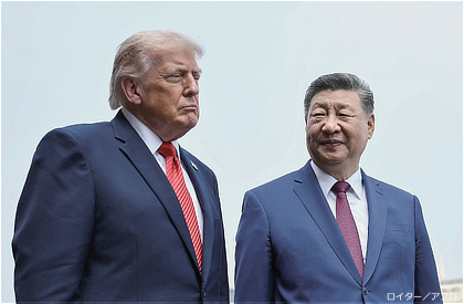 天壇公園を散策するトランプ大統領（左）と習近平国家主席。 トランプ大統領の硬く萎縮した表情が印象的だった