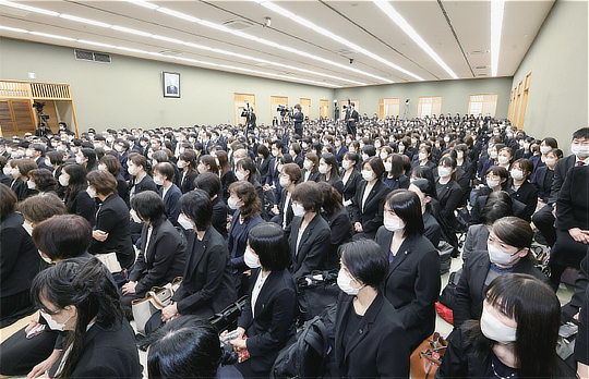 総幹部会に臨む顕正会幹部の写真